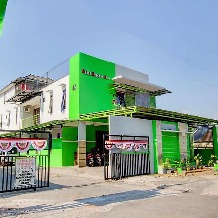 Super Oyo 93012 Griya Kencana Asri Syariah Lawean Extérieur photo
